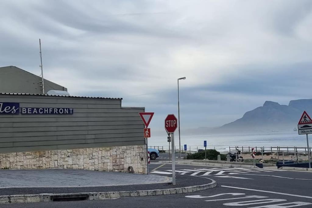 Bloubergstrand 2 Bedroom Beachfront Appartement *