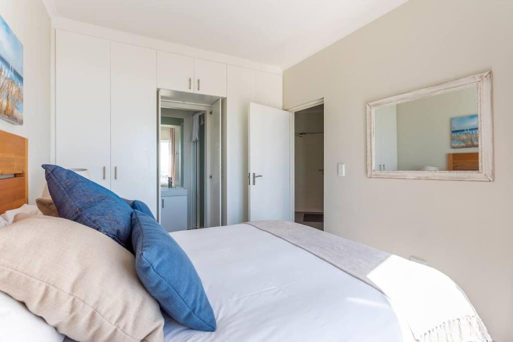 Bloubergstrand 2 Bedroom Beachfront Appartement Le Cap