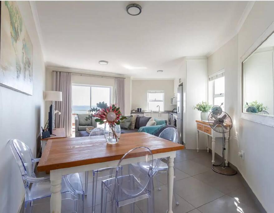 Bloubergstrand 2 Bedroom Beachfront *