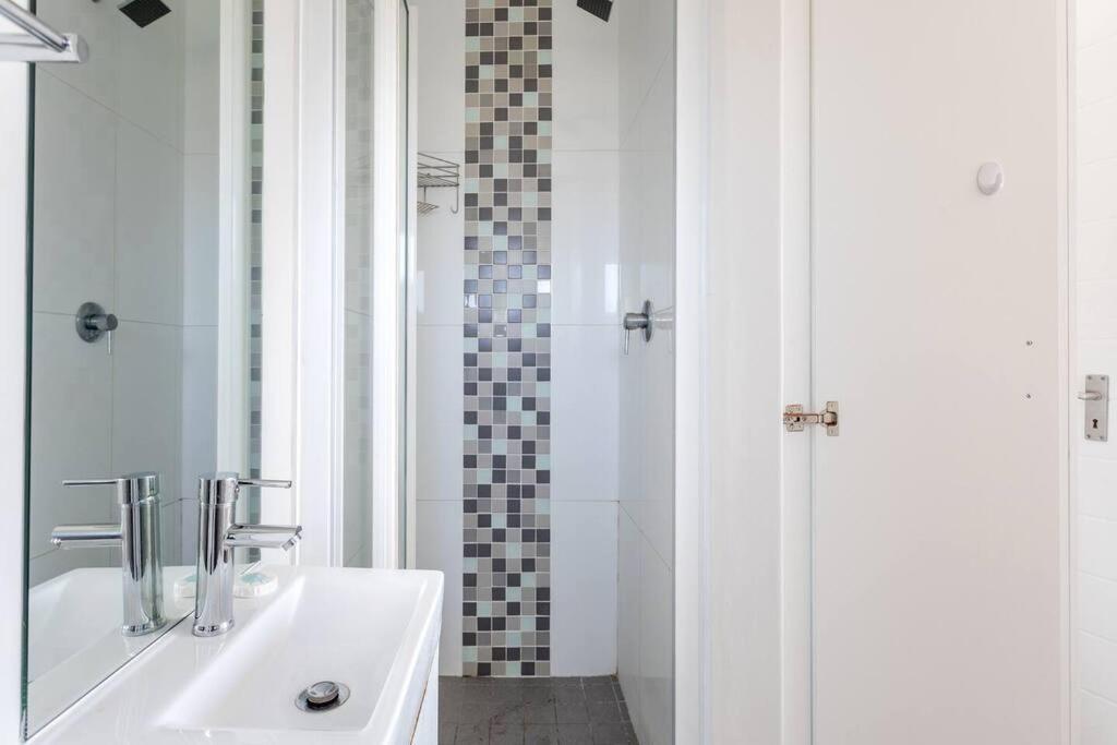 Bloubergstrand 2 Bedroom Beachfront Appartement *