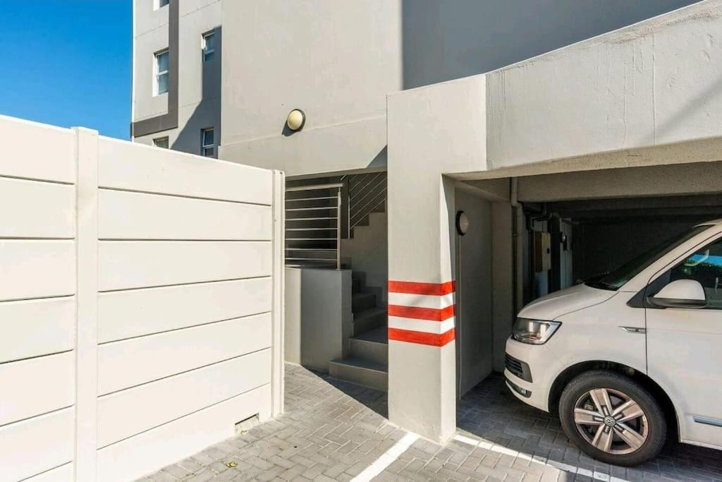 Bloubergstrand 2 Bedroom Beachfront Appartement *